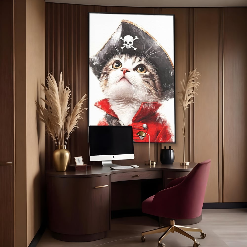 Tablou canvas cu tablou canvas cu motan pirat, in rama de aluminiu negru, pe perete intr-un birou
